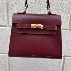Bolso de piel burdeos