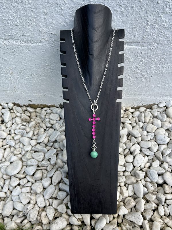 Collar Cruz rosa plateado Carolina Olivares - Imagen 2