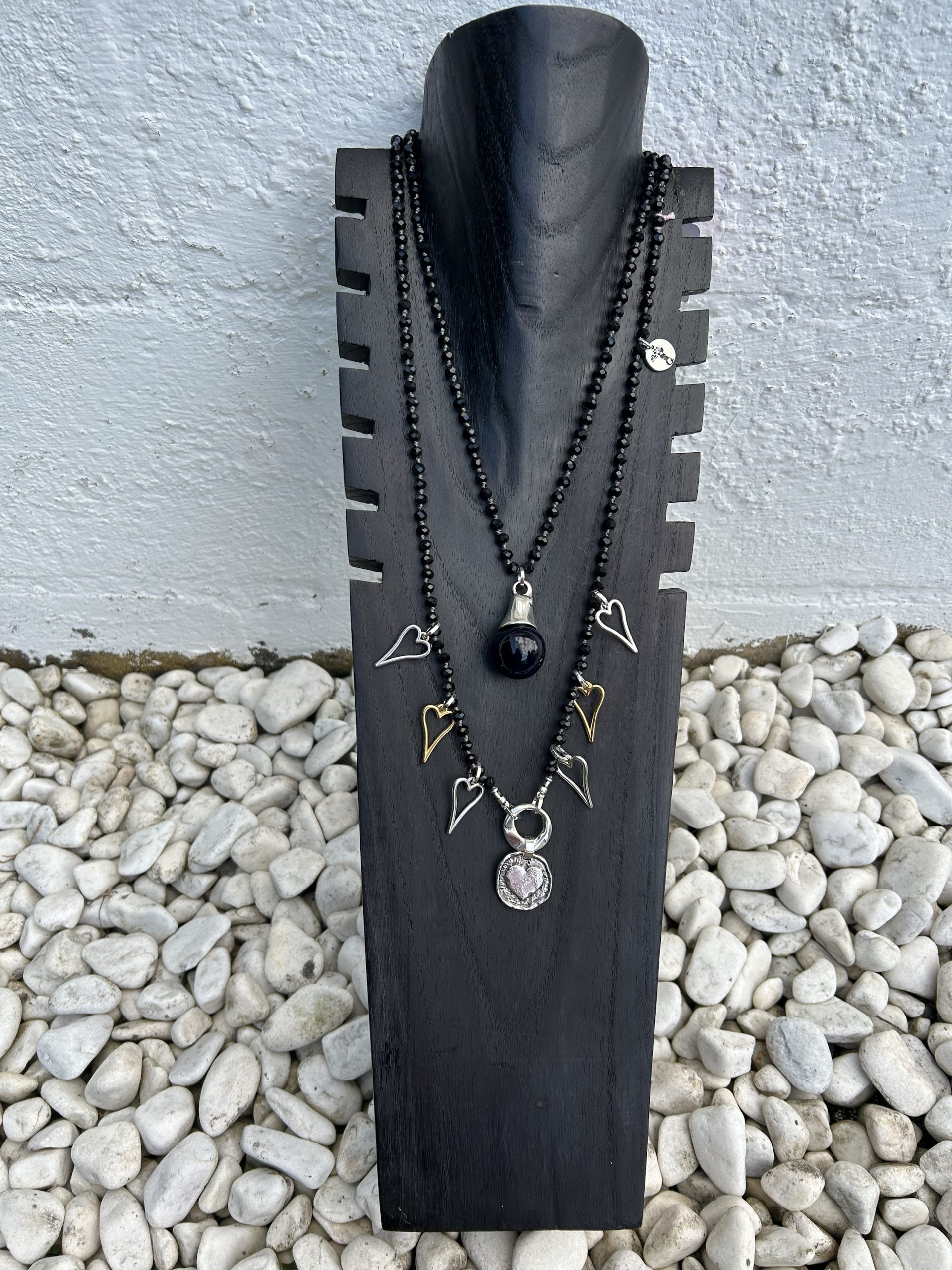 Collar corazones negro