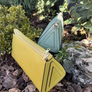 Bolso pistacho triangular de piel