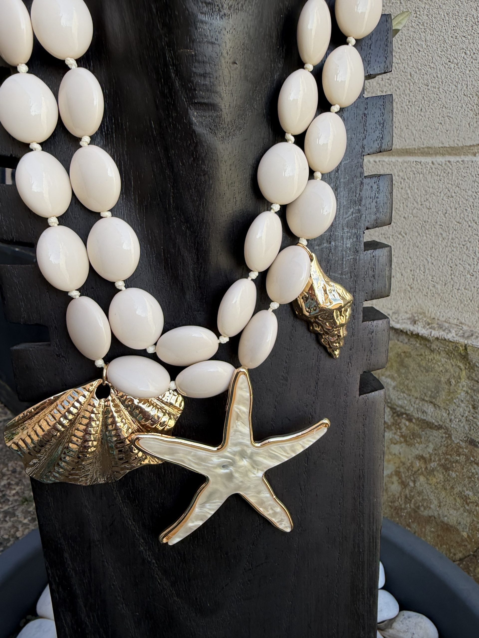Collar veraniego Alex Max estrella de mar en blanco roto